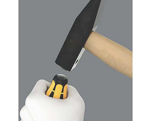 Kladivo udrie na skrutkovač v ruke