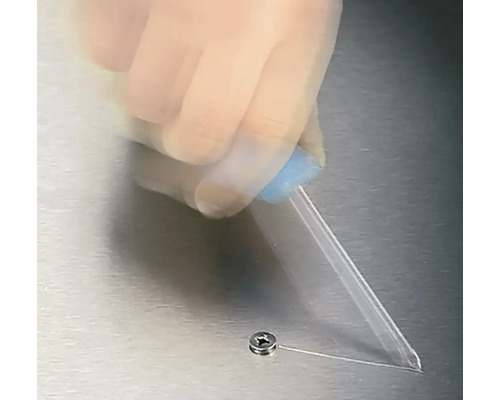 Aplikácia lepidla na skrutku pomocou pipety