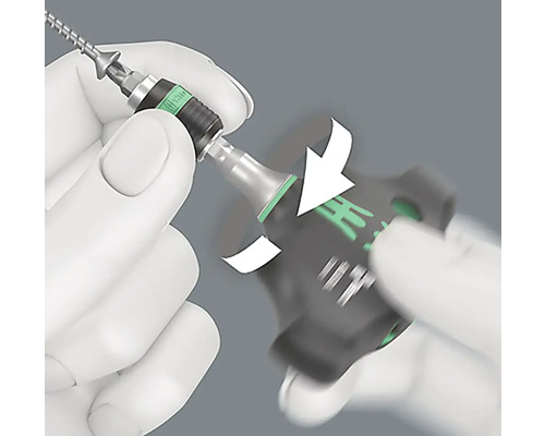 Osoba manipuluje so skrutkovačom s držiakom bitov a šípkou smeru otáčania