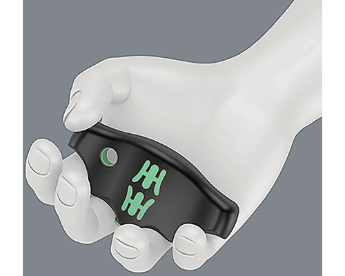 Čierna rukoväť skrutkovača v ruke