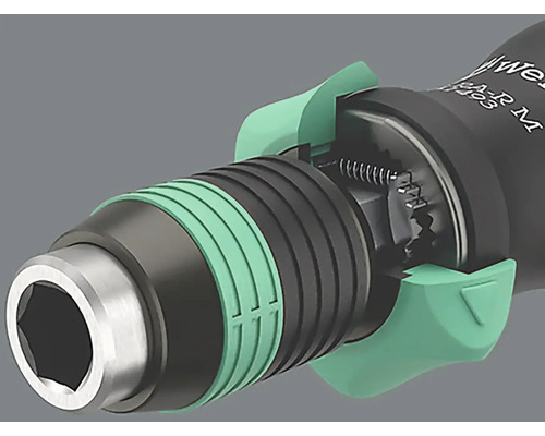 Detailný záber skrutkovača s držiakom bitov