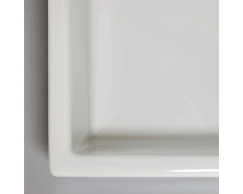 Detail obdĺžnikového, plochého keramického umývadla