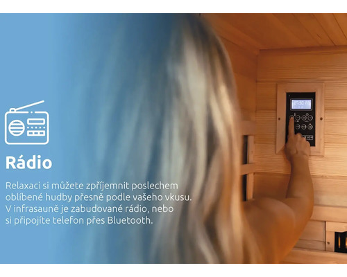 Žena obsluhuje ovládací panel v saune