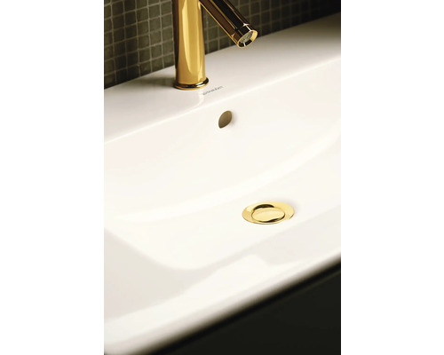 Snímka umývadla so zlatou batériou a odtokom