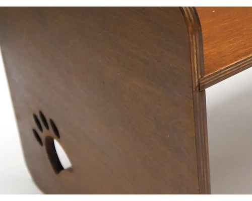 Detail drevenej stoličky s odtlačkom labky
