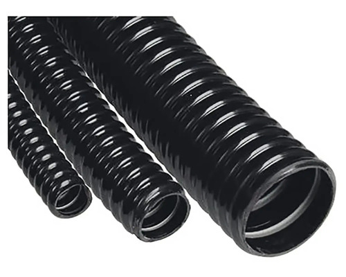 Tri čierne, ohybné elektroinštalačné rúrky rôznych veľkostí