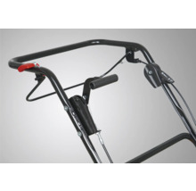 Detailný pohľad na rukoväť záhradnej frézy s ovládacími prvkami