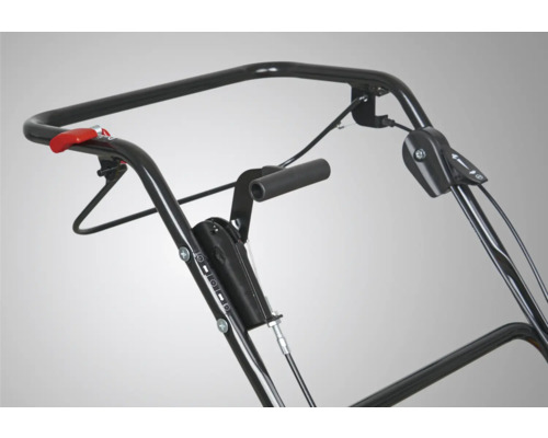 Detailný pohľad na rukoväť záhradnej frézy s ovládacími prvkami