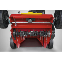 Pohľad zospodu na prevzdušňovač trávnika s rotujúcimi nožmi na starostlivosť o trávnik