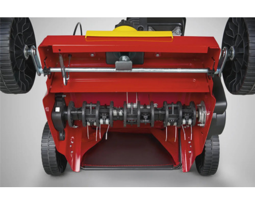 Pohľad zospodu na prevzdušňovač trávnika s rotujúcimi nožmi na starostlivosť o trávnik