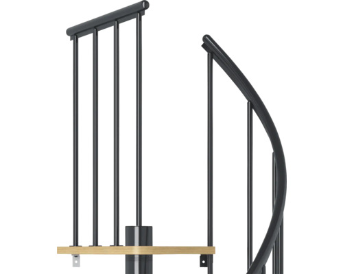 Detail točitého schodiska s drevenými stupňami a kovovým zábradlím