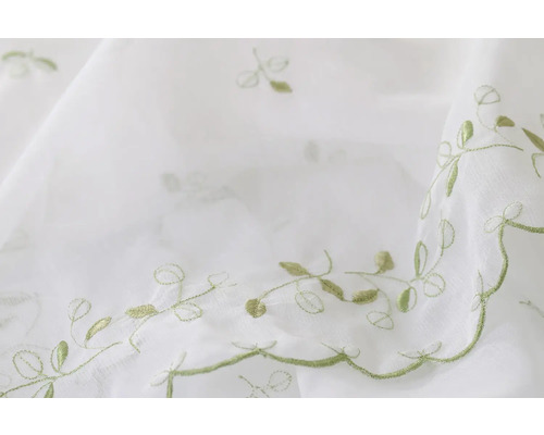 Biela záclonová látka so zelenou výšivkou listov