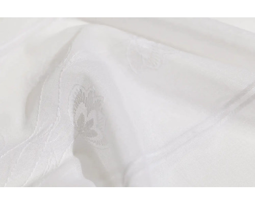 Detail bielej dekoračnej látky so vzorom