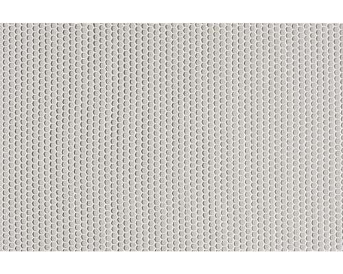 Detail perforovaného kovu so šesťuholníkovým vzorom