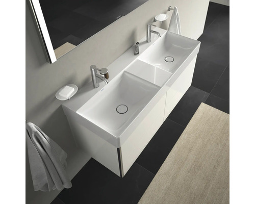 Moderná kúpeľňa s dvojitým umývadlom, batériami, zrkadlom a uterákmi