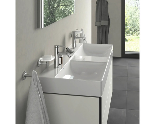 Moderná kúpeľňa s dvojitým umývadlom, batériami, zrkadlom a držiakom na uteráky