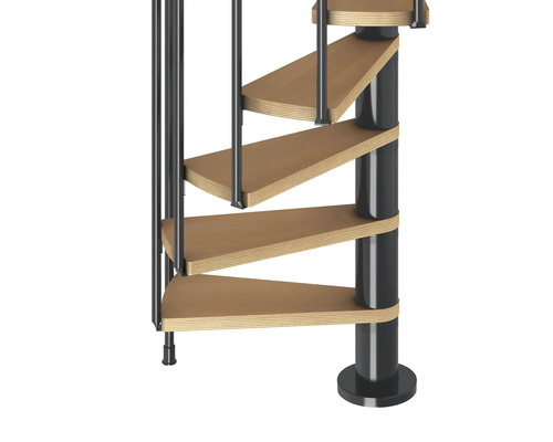 Detailný pohľad na točité schodisko s drevenými stupňami a kovovým zábradlím