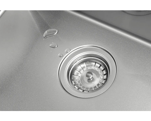 Detailný pohľad na nerezový drez s odtokovou súpravou