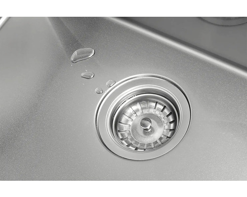 Detail nerezového drezu s odtokom