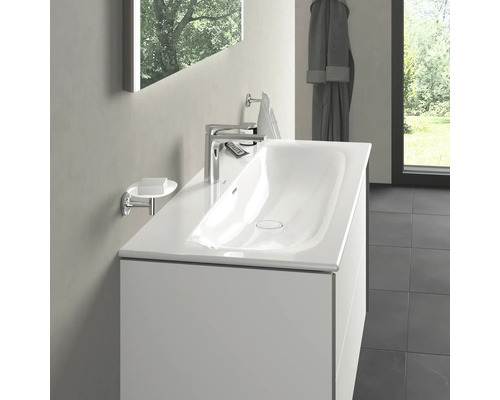 Kúpeľňové umývadlo s batériou a miskou na mydlo pred zrkadlom