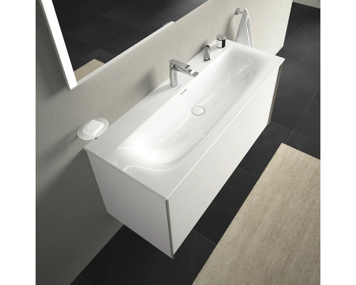 Umývadlo so skrinkou v svetlej kúpeľni