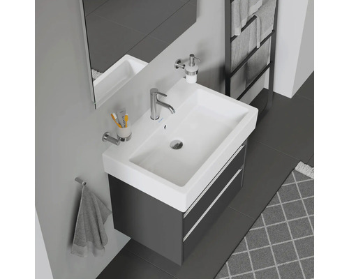 Umývadlo so skrinkou, batériou, dávkovačom mydla a držiakom na uteráky v kúpeľni