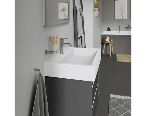 Moderná kúpeľňa s umývadlom, skrinkou pod umývadlo, zrkadlom a držiakom na uteráky