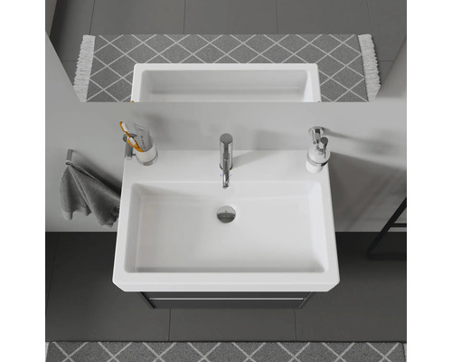 Pohľad zhora na kúpeľňu s umývadlom, vodovodnou batériou, dávkovačom mydla a držiakom na uteráky