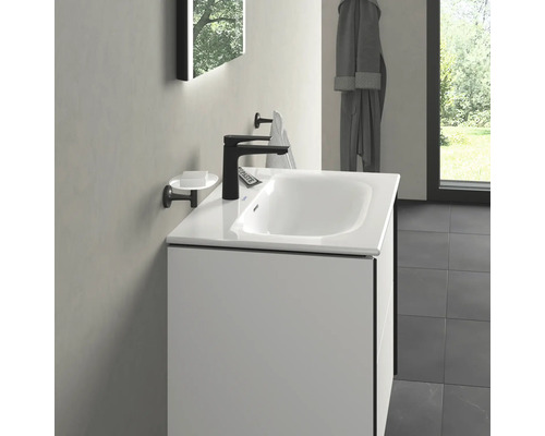 Kúpeľňa s umývadlom, vodovodnou batériou, zrkadlom a županom