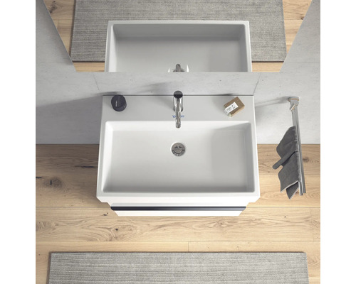 Pohľad zhora na kúpeľňu s umývadlom, batériou, mydlom a držiakom na uteráky