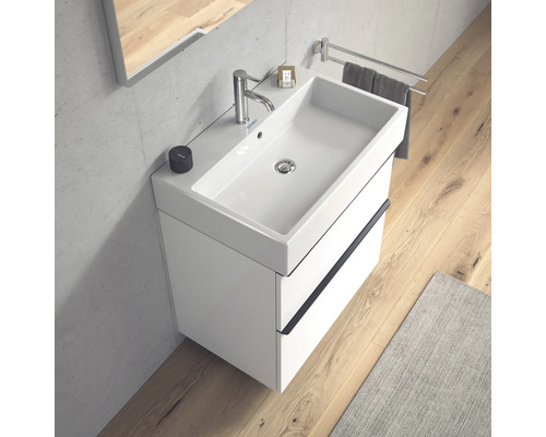 Moderná kúpeľňa s umývadlovou skrinkou, batériou a držiakom na uteráky