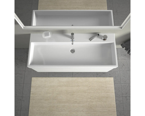 Pohľad zhora na kúpeľňu s umývadlom, zrkadlom a kúpeľňovým kobercom