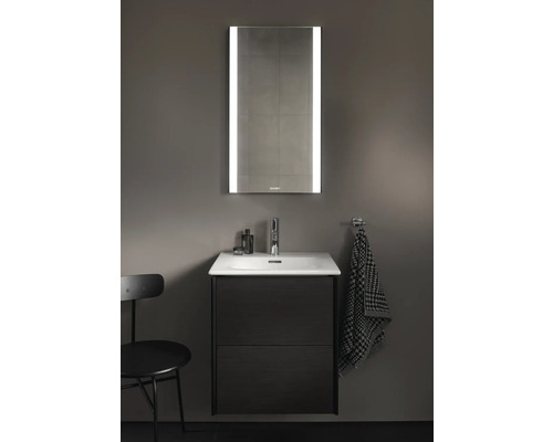 Kúpeľňa s umývadlovou skrinkou, umývadlom na dosku, vodovodnou batériou a osvetlenou zrkadlovou skrinkou