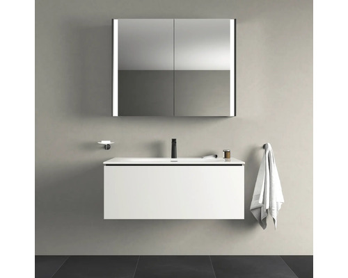 Moderná kúpeľňa s umývadlovou skrinkou, zrkadlom a batériou