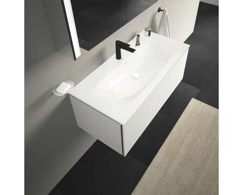 Moderná kúpeľňa s bielou skrinkou pod umývadlo a čiernou batériou