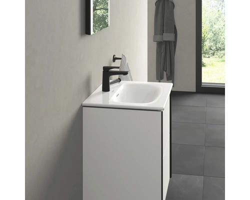 Umývadlo s čiernou batériou a držiakom na uteráky v kúpeľni