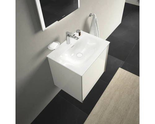 Závesné umývadlo s batériou, mydelničkou a uterákom v kúpeľni