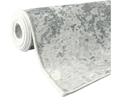 Zrolovaný koberec s abstraktným vzorom