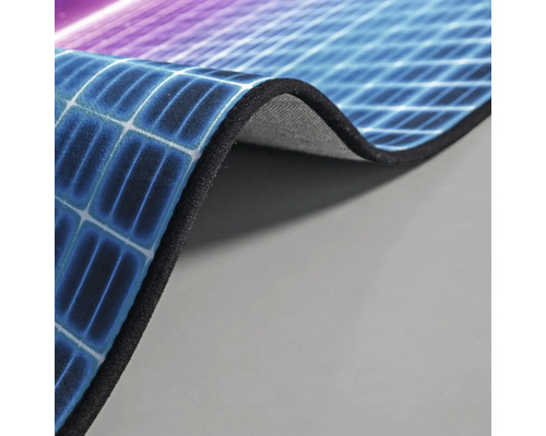 Detailný záber rohožky s abstraktným mriežkovým vzorom.