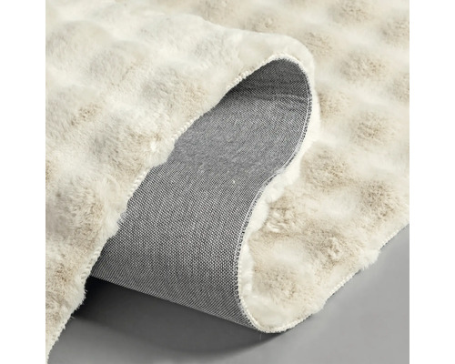 Koberec s vlasovou úpravou a látkovou zadnou stranou