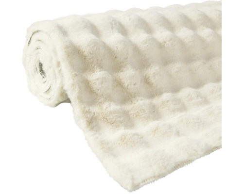 Zrolovaná plyšová deka s reliéfovou štruktúrou