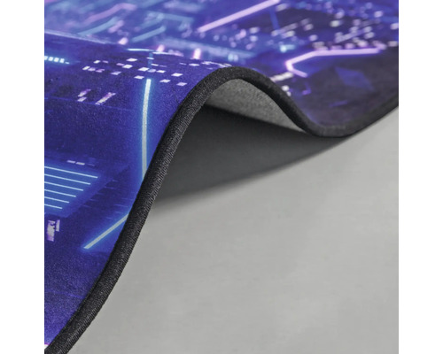 Detail hernej podložky pod myš s futuristickým motívom mesta