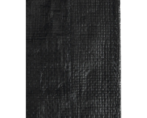 Detailný záber čiernej tkaniny proti burine.