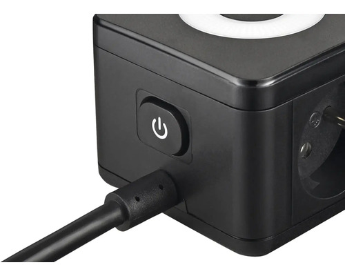 Detail čiernej predlžovacej zásuvky s vypínačom