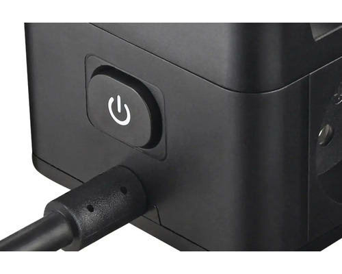 Detailný pohľad na generátor prúdu s vypínačom a napájacím káblom