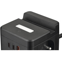 Zásuvková kocka s USB portami a držiakom zariadenia