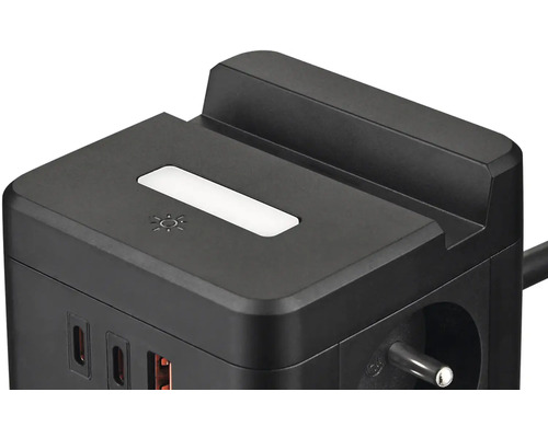 Zásuvková kocka s USB portami a držiakom zariadenia