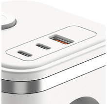 Detail bielej nabíjačky s USB portami
