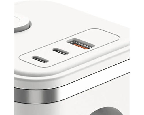 Detail bielej nabíjačky s USB portami