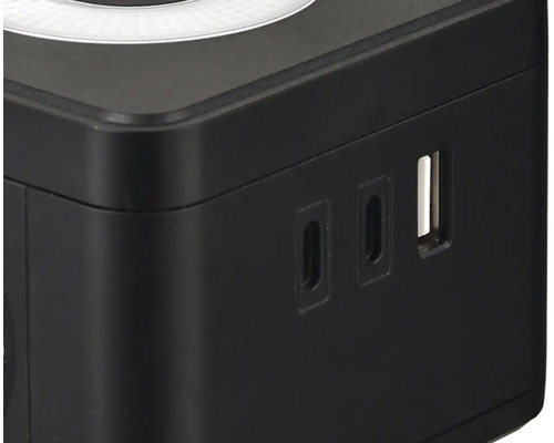 Detailný záber USB nabíjačky s niekoľkými portami